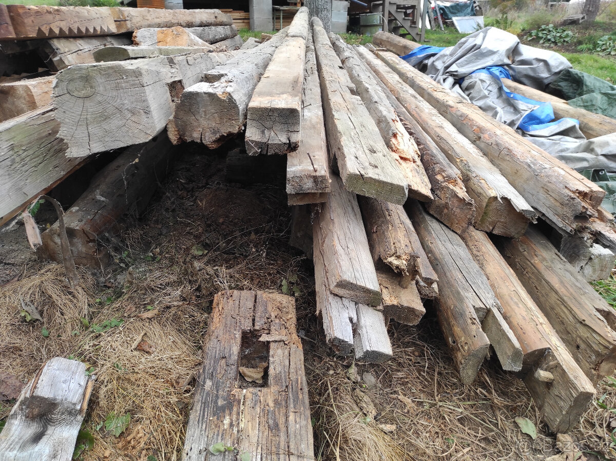 ručně tesané trámy ze střechy - 8