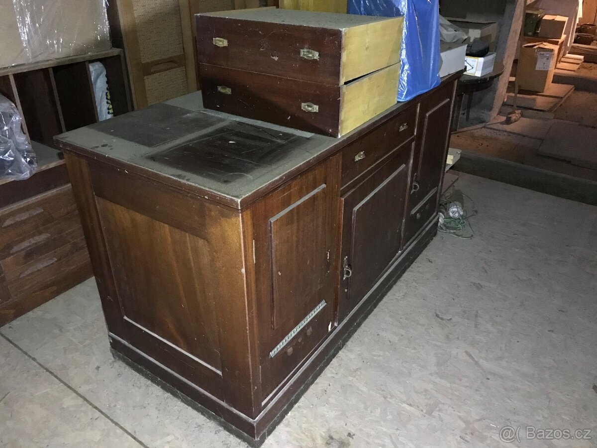 STAROŽITNÝ NÁBYTEK - skříň, přiborník, stůl - 8