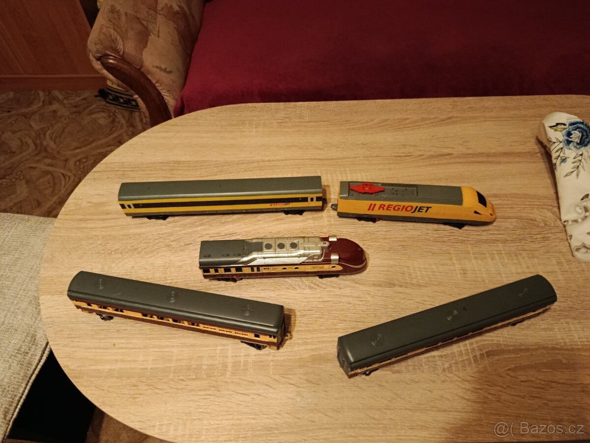 skákací míč+mašinky s koleji , piano - 8