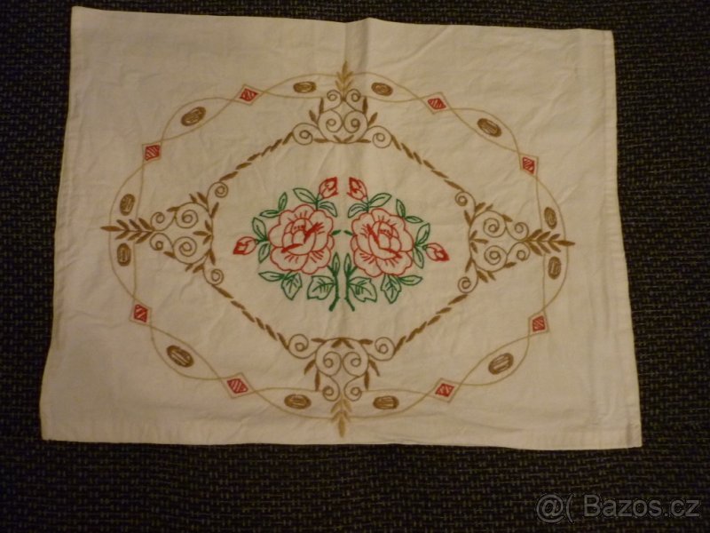 Vyšívané ubrusy a polštářek - 8