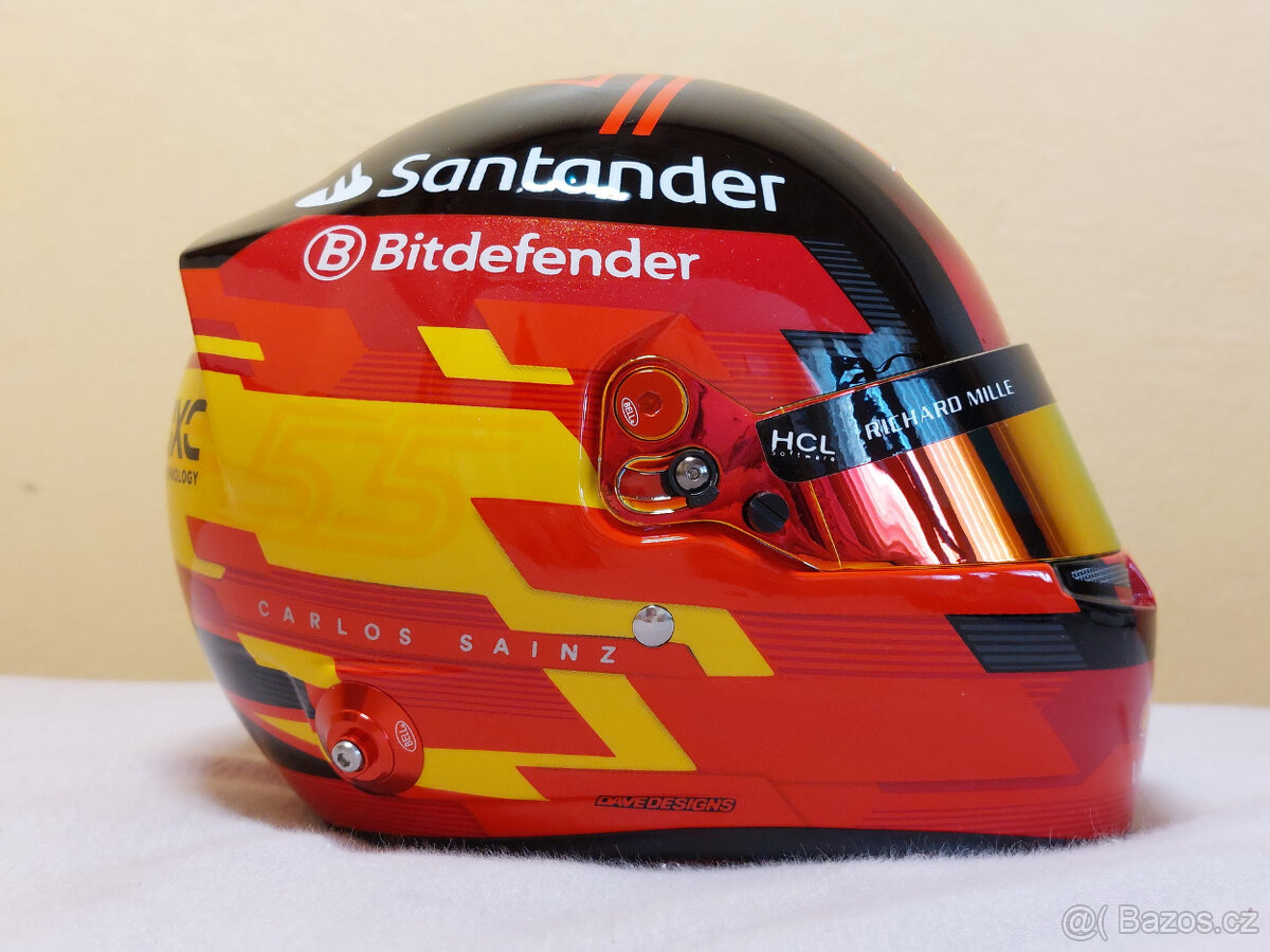 Carlos Sainz 2024 Ferrari F1 helma 1:2 - 8