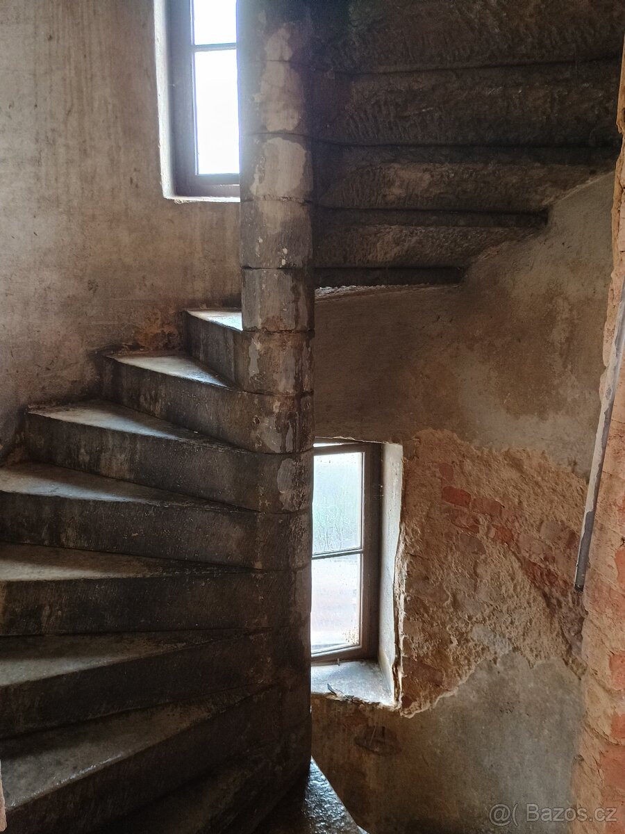 Zámecké opukové točité schodiště - 8