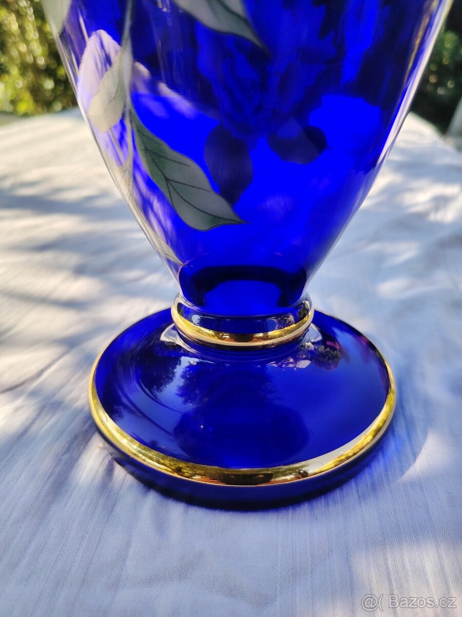 Modrá skleněná váza s květinami a pozlacením - 8