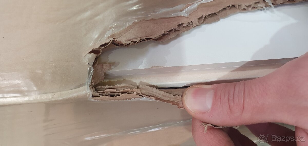 Skříň 3dveřová, bílý lak- 8863B - 8