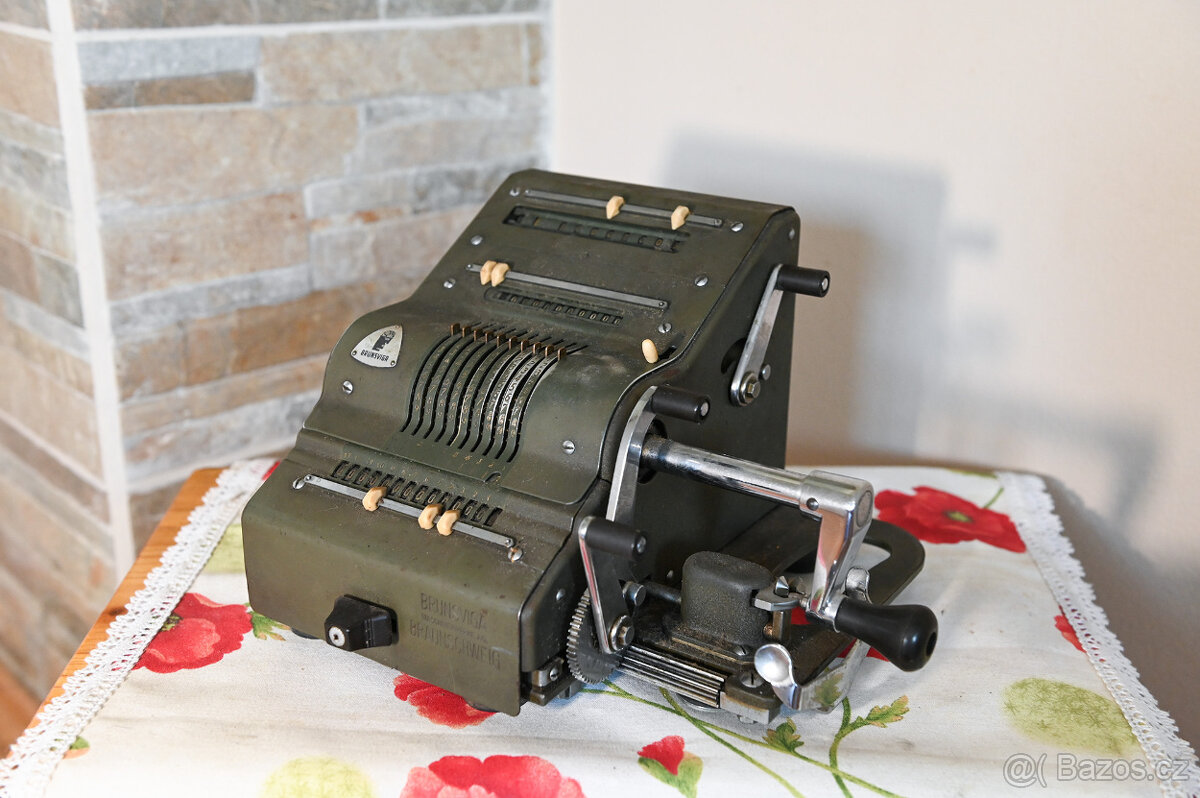 Mechanická kalkulačka - počítací stroj BRUNSVIGA - 8