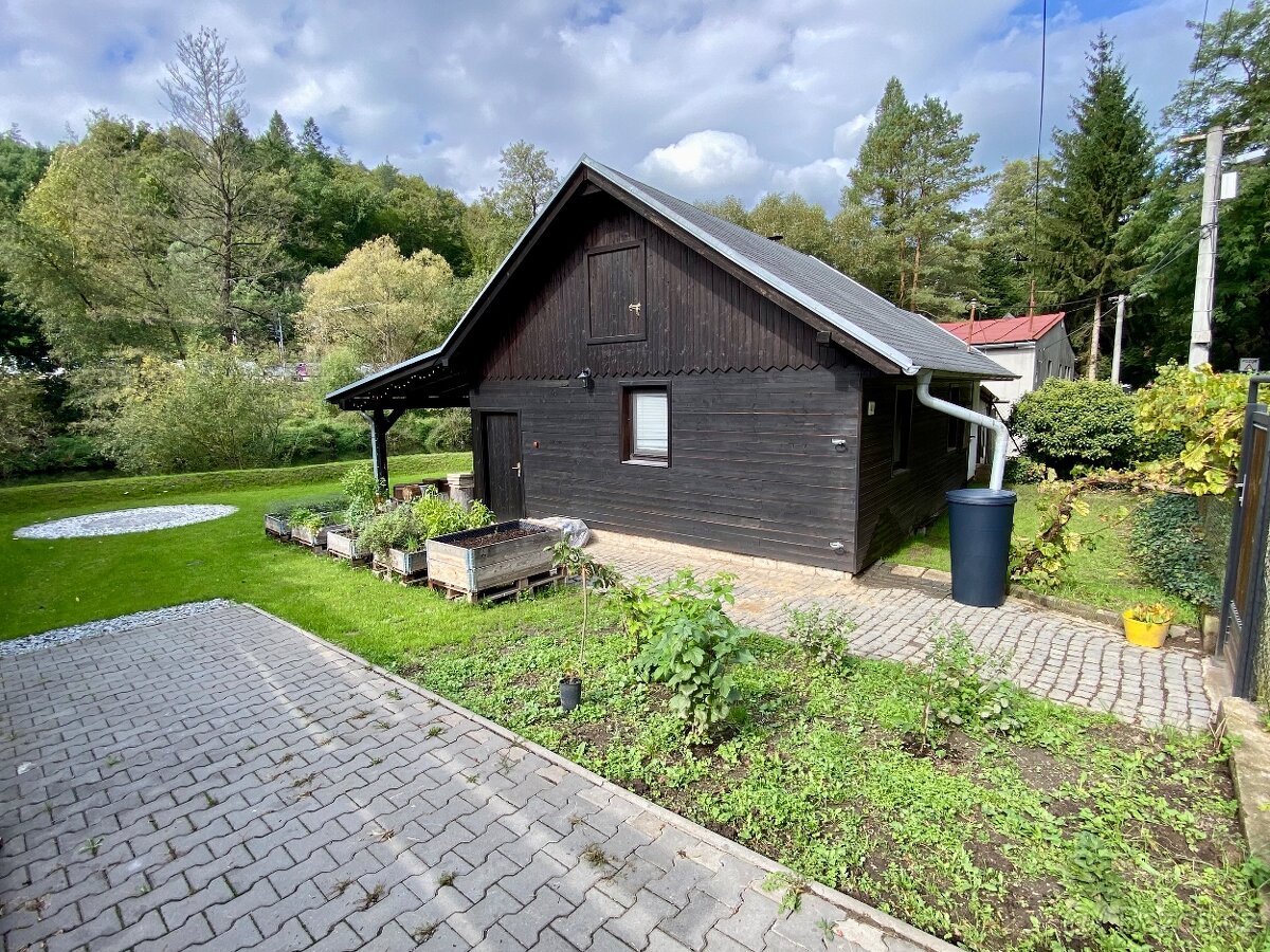 Stavebni pozemek 302 m2 s chatou u reky Svitavy - 8