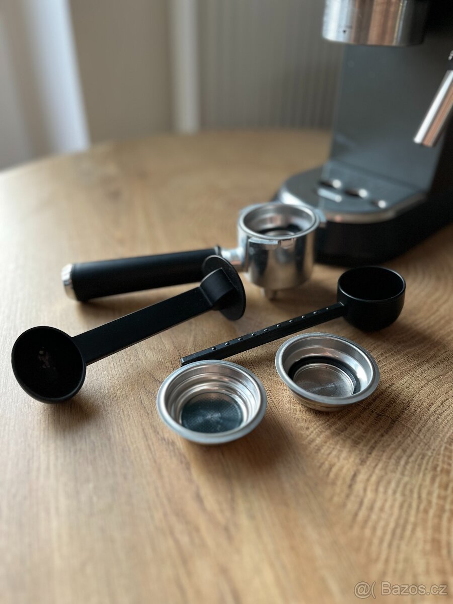 Kávovar DeLonghi Dedica Espresso EC 685.BK - 8