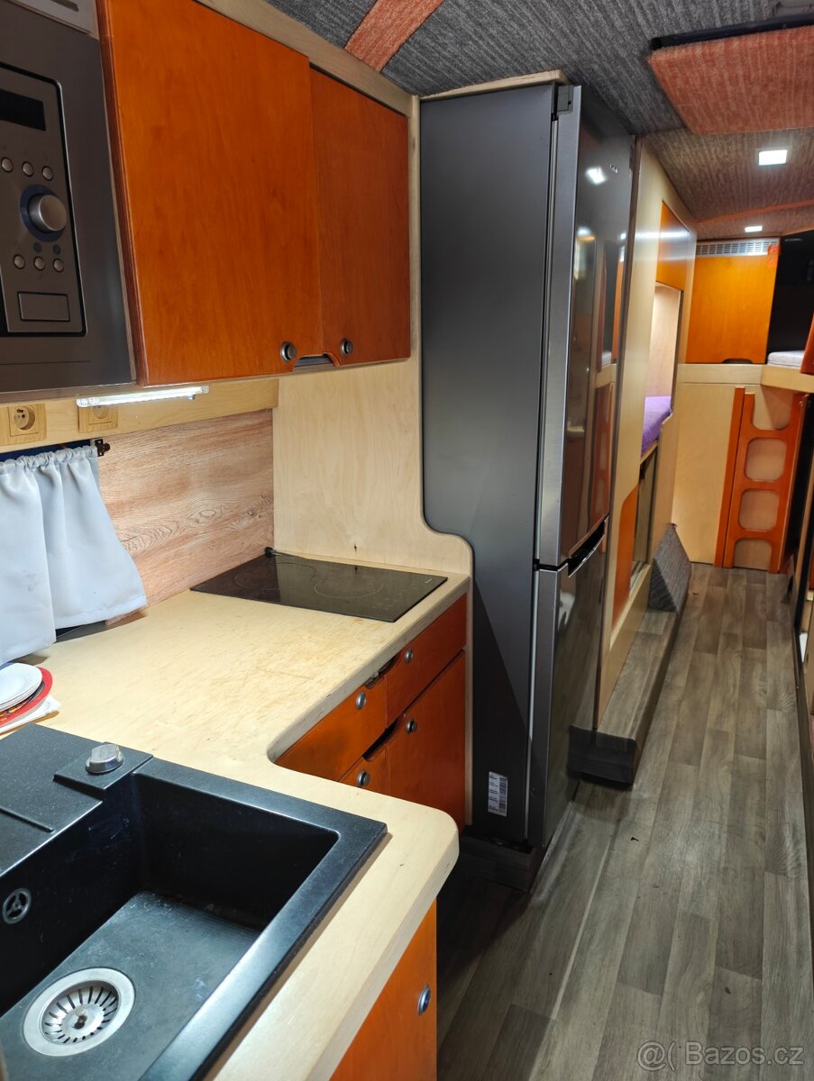 Autobus - speciál na přepravu závodního vozu - 8