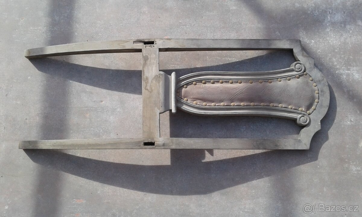 Dvířka s pěkným kováním a fazetovanými skly. - 8