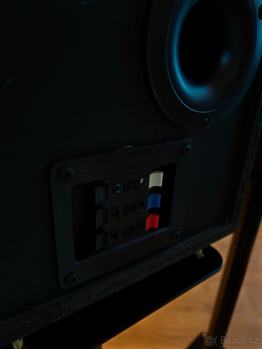 Stojany na repro + repro Technics - 8