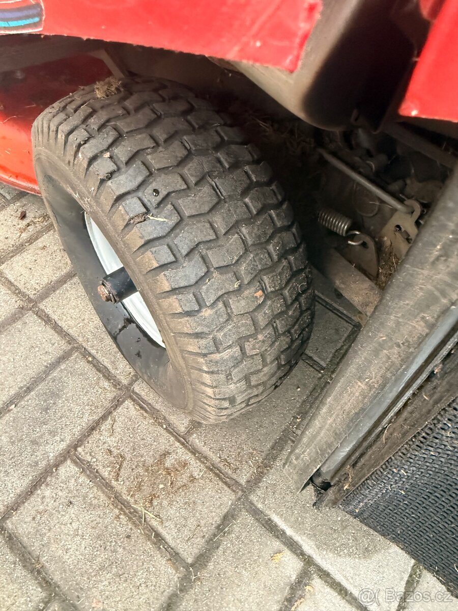 Zahradní traktor Toro H132 - 8