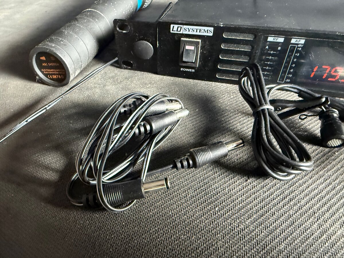 LD Systems WS1G8  Wireless Mic System 2xHandheld Microphones - 8