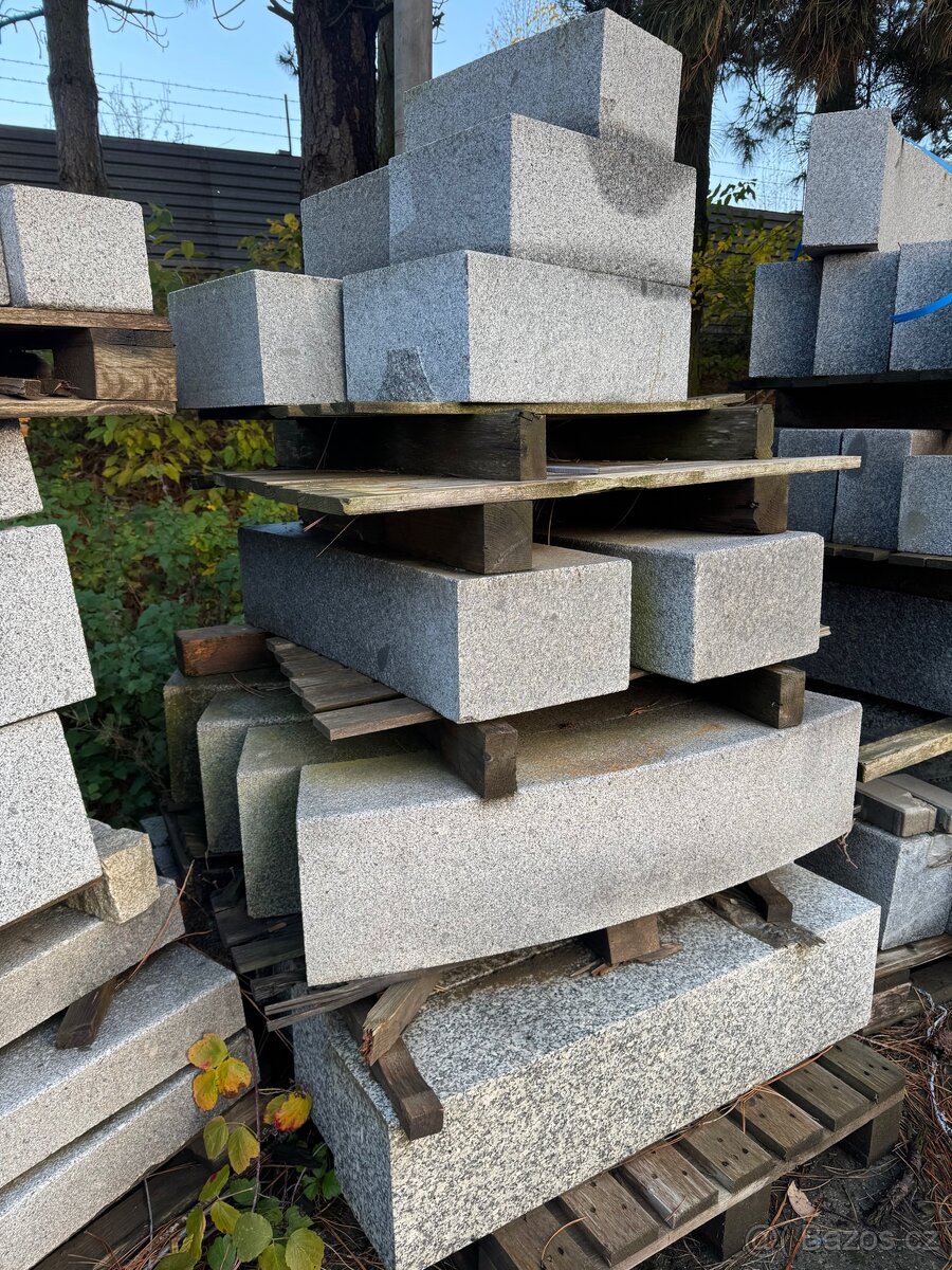 Žulové obrubníky a bloky CENA ZA VŠE NA FOTO - ASI 12 PALET - 8