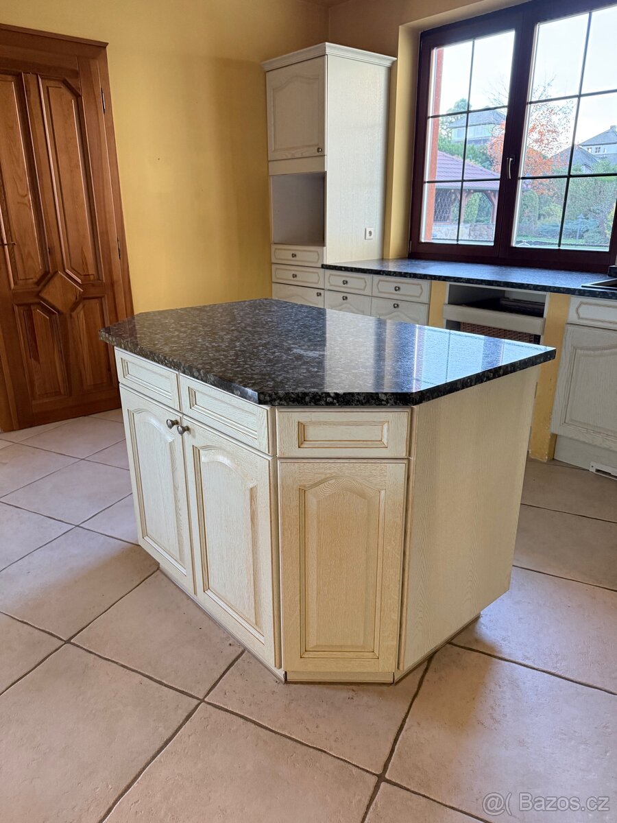 Kuchyňská linka a žulová deska - 8