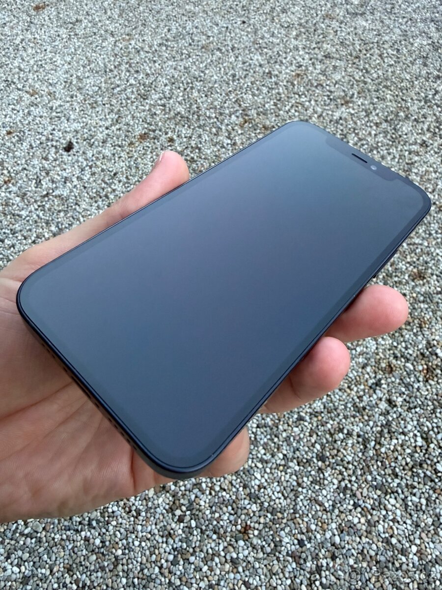 IPhone 12 - baterie 94% - 8
