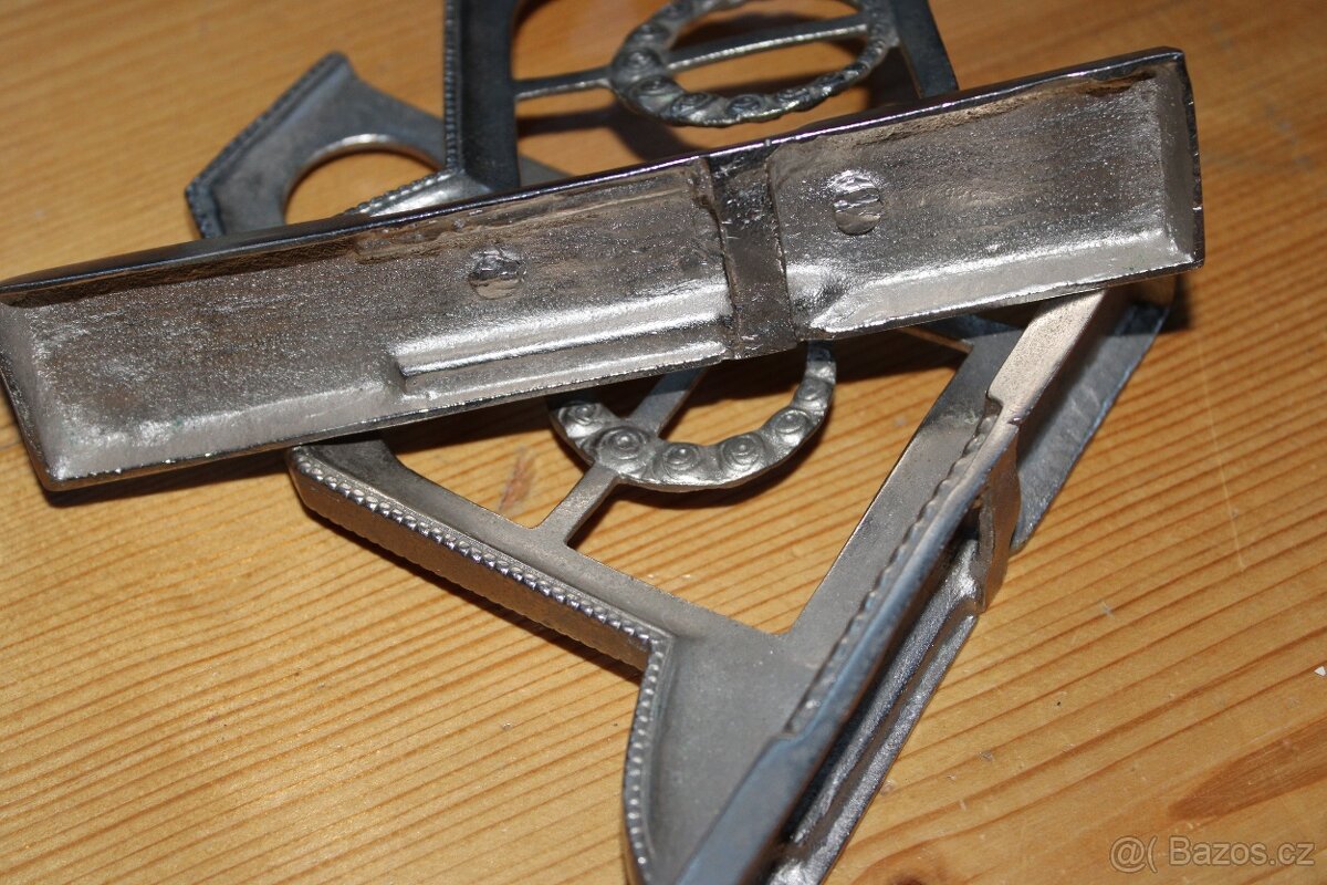SECESNÍ KONZOLE - 8