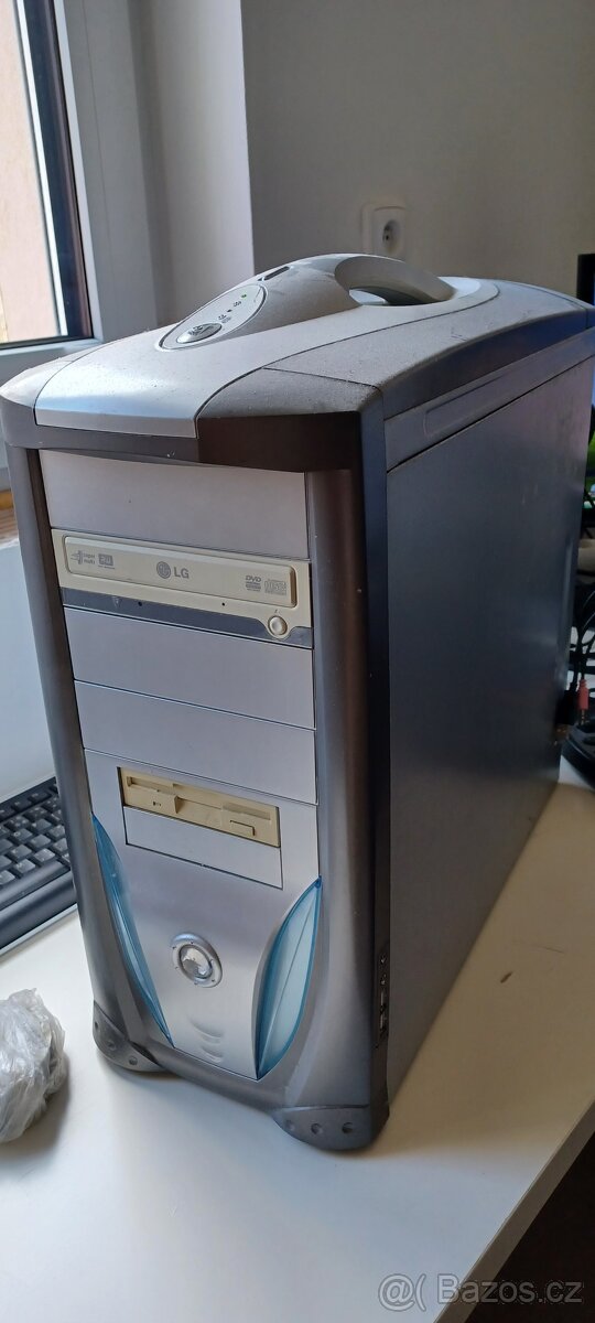 stolní počítač šedý - 8