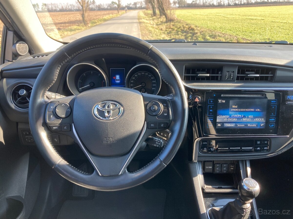 Toyota Auris 1,6 D kombi 82 KW - 8