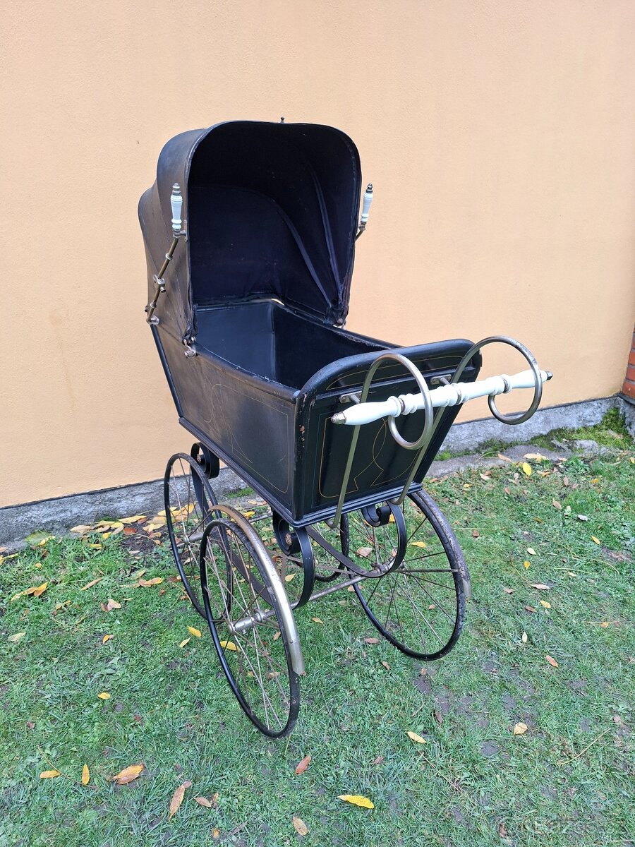 Starožitný kočárek pro miminko č. 633 - 8