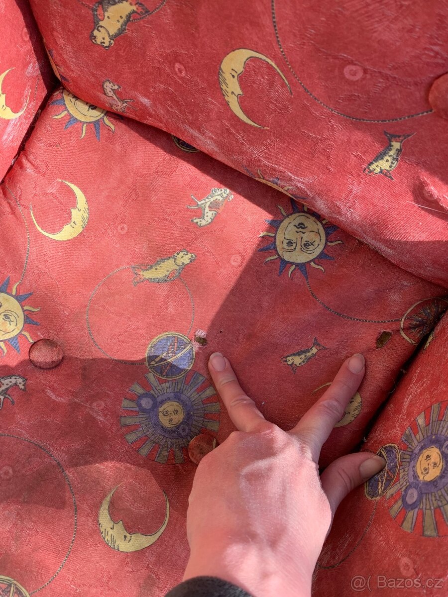 Sedačka (postýlka) + 2 křesla, magnetická tabule, stojan na - 8