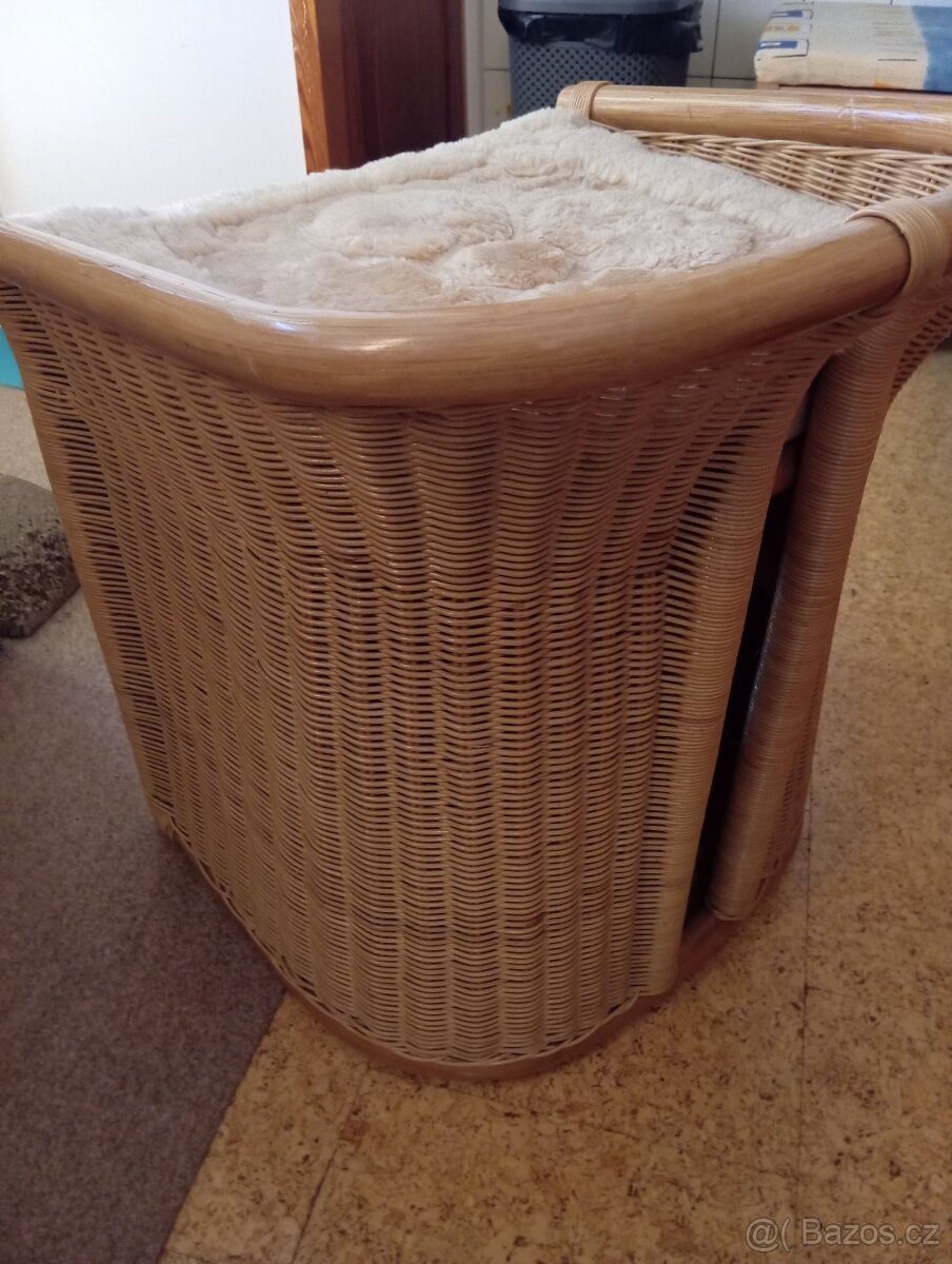 Prodám proutěné křesílko s úložným prostorem a kožešinou - 8