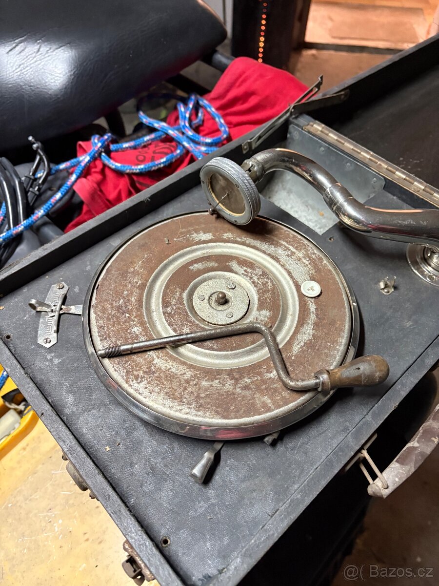 Kufříkový gramofon na kliku - 8