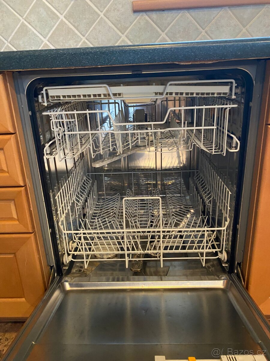 Moderní kuchyňská linka se spotřebiči - 8