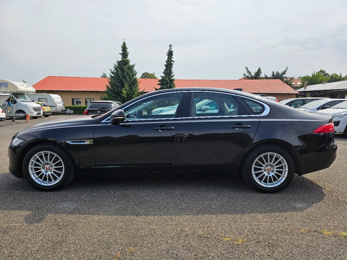 JAGUAR XF 2019 2.0 25D 177kW,SENZORY,VÝHŘEVY,KŮŽE,NAVI - 8