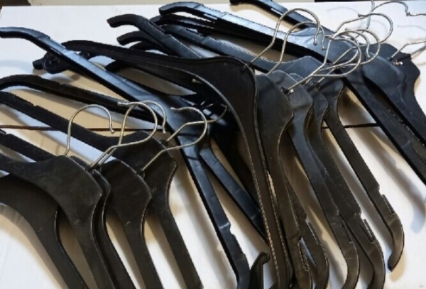 stoleček pod TV + ramínka na šaty + Makita 6271D - 8