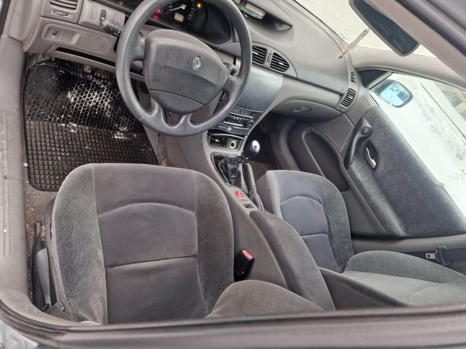 Renault Laguna. 1.9 nafta - 8