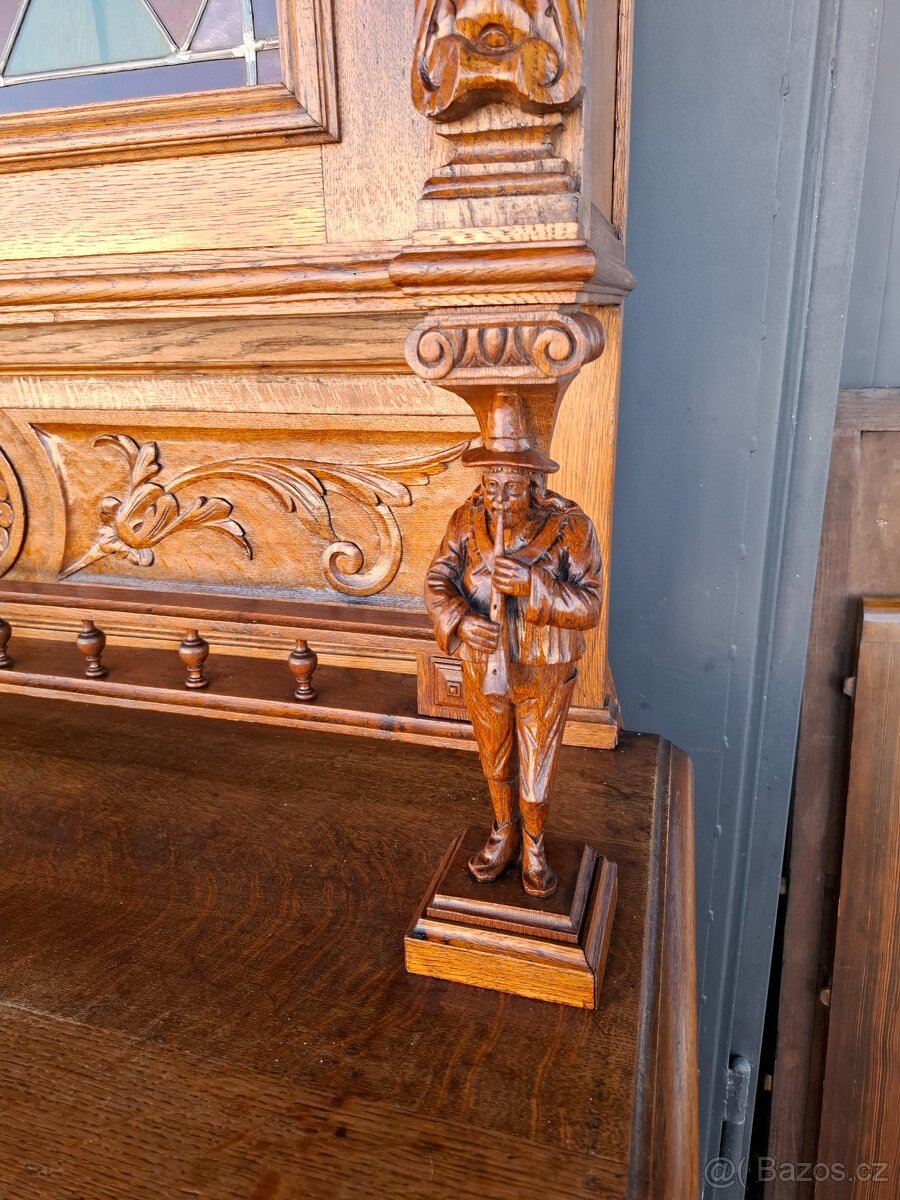 Starožitný vyřezávaný příborník s vitráží - 8