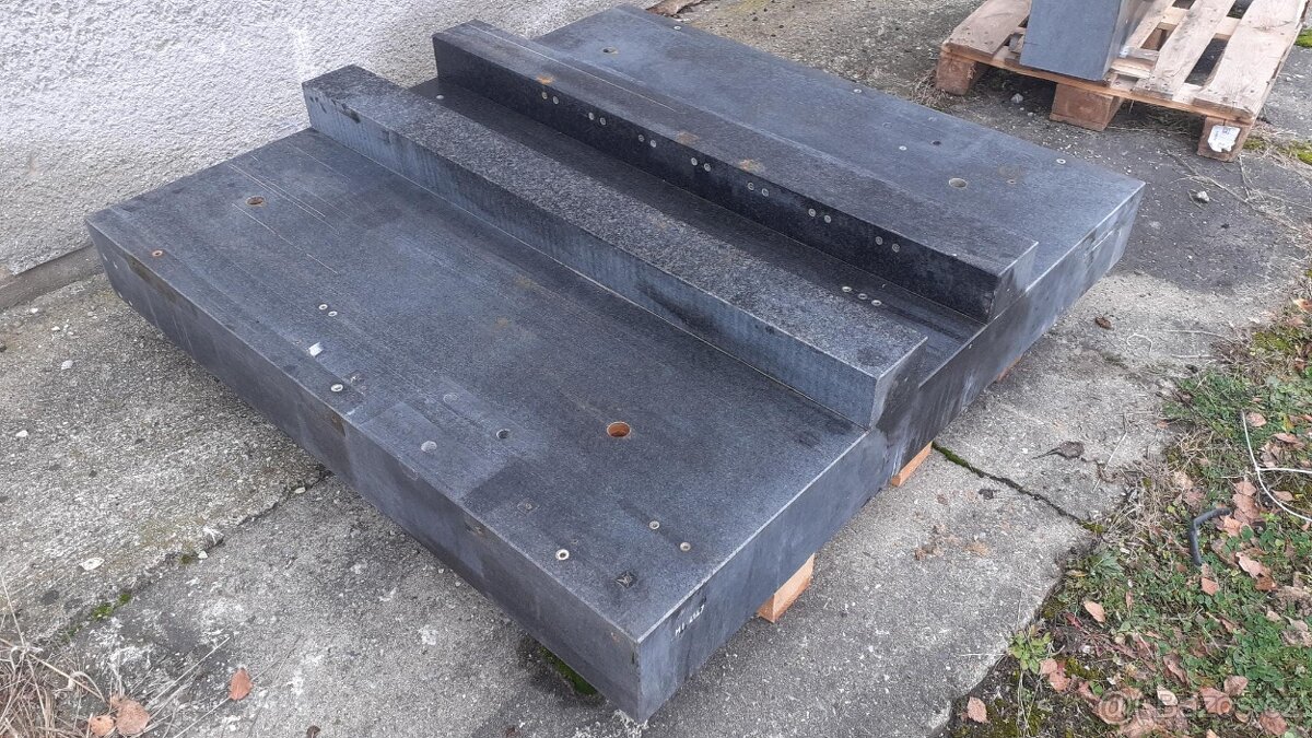 žulový kvádr 700 Kč + deska 1.500 Kč, oba 2.000Kč - 8