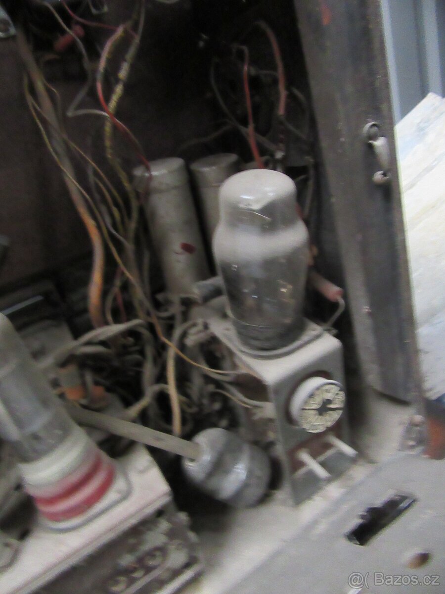 Nabízím starožitné radio Philips. Netestováno. Prodávám jako - 8