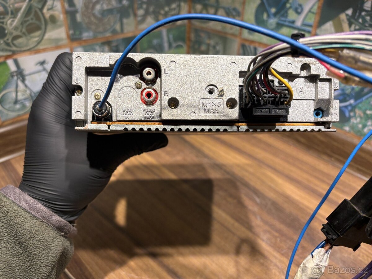 SONY CDX-R3000–červené podsvícení, Tuning dvířka pro CD. - 8