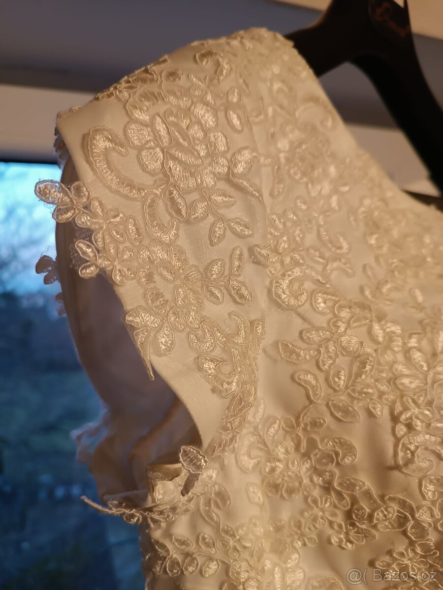 Krajkové svatební šaty - 8