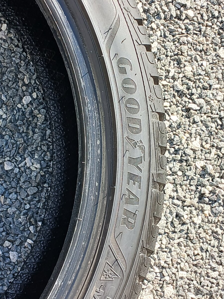 Pěkné zimní pneu Goodyear 225/40/19 vzorek 8mm - 8