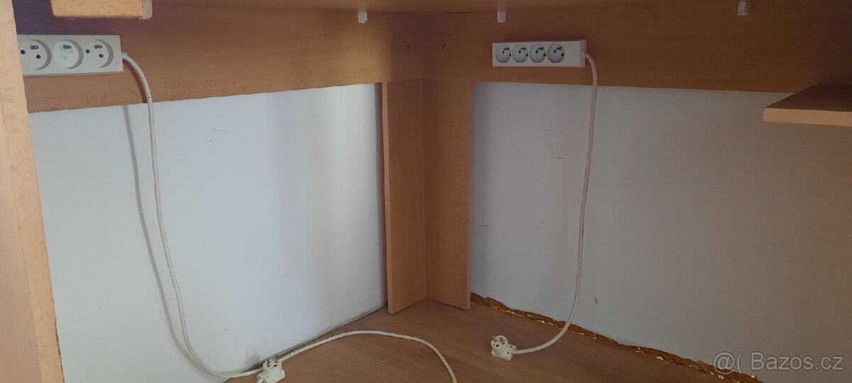 Rohový PC stůl s regály a policemi (vč. dvou zásuvek) - 8