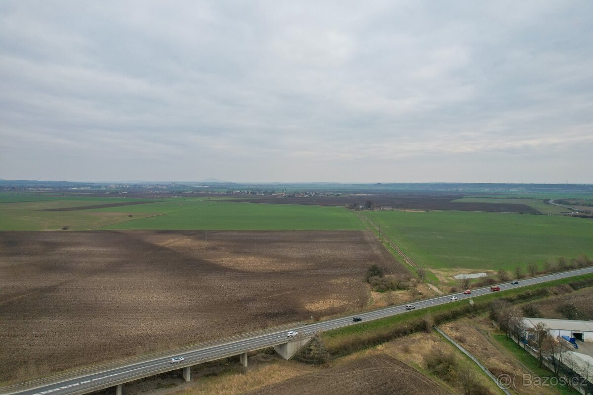 Malý pozemek u silničního přivaděče - 8