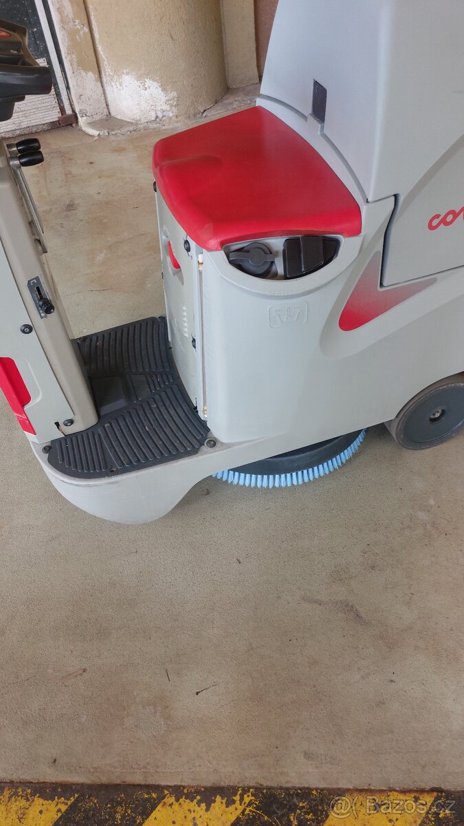 Podlahový mycí stroj Comac Innova 55 B - 8