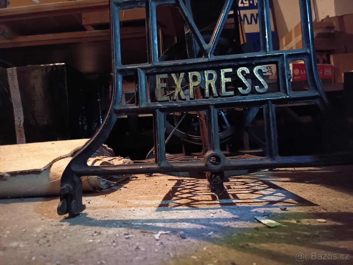 Šicí stroj Bobbin se starožitnou výbavou - 8