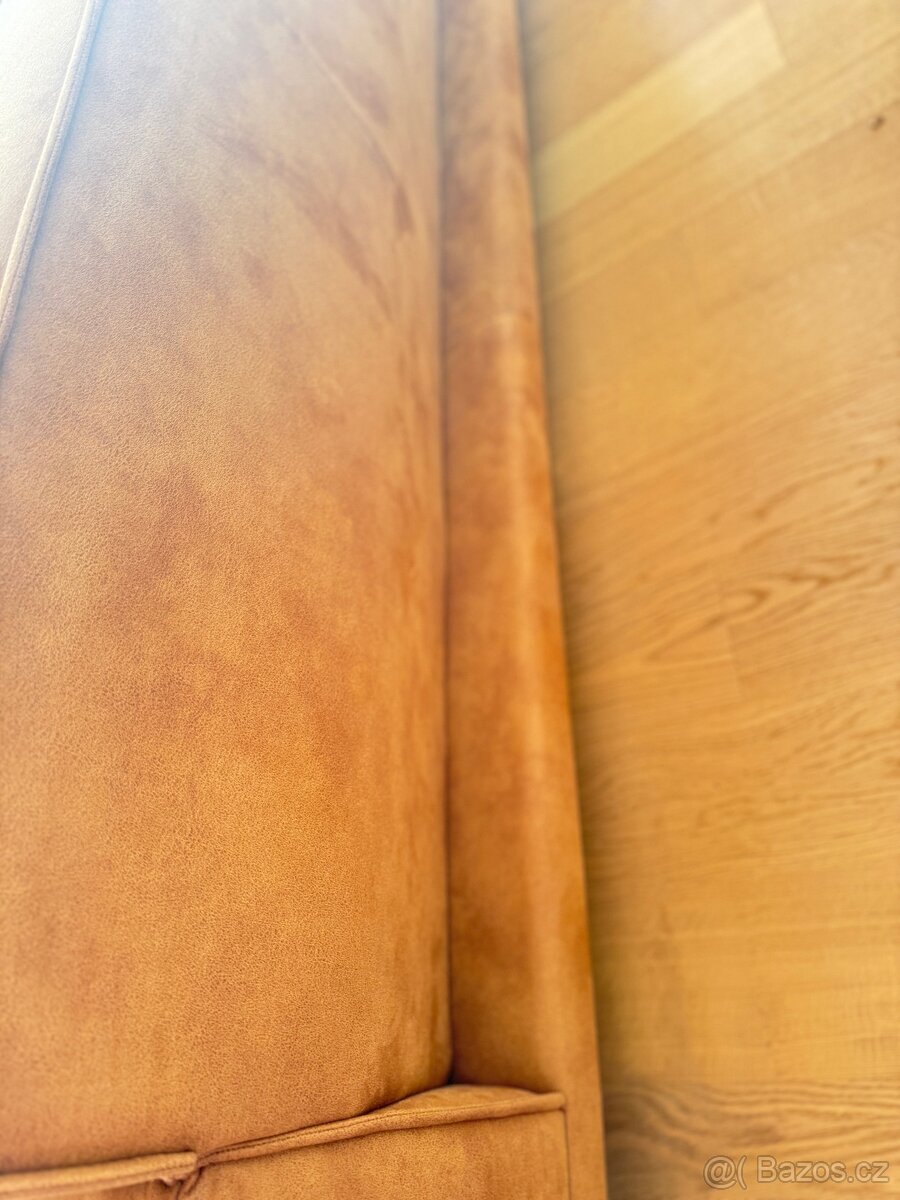 Prodávám luxusní čalouněnou sedačku v barvě karamel - 8