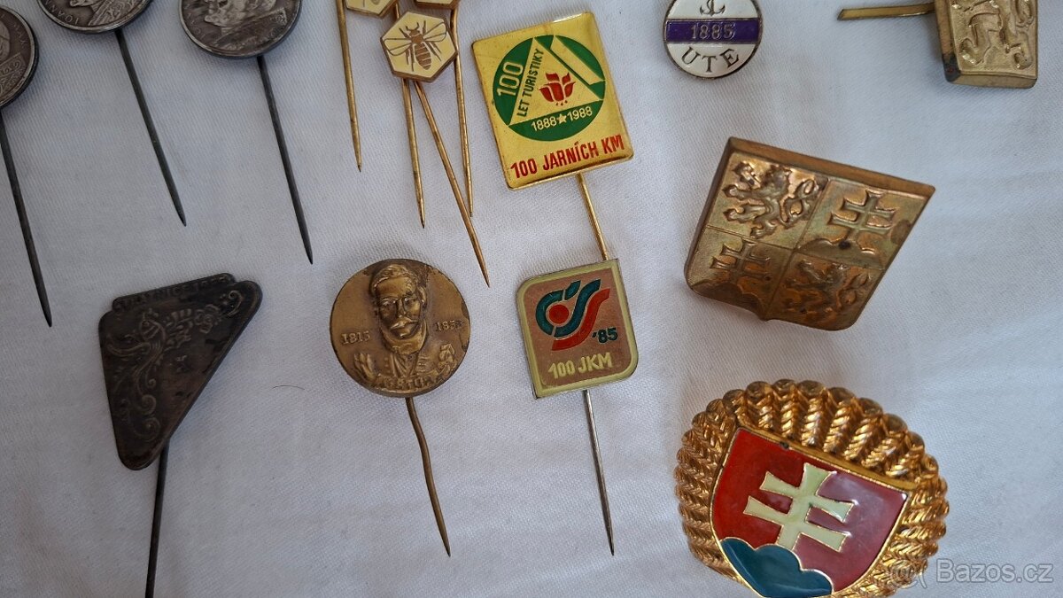 Různé odznaky z armády, včelařství, náboženství, atd - 8