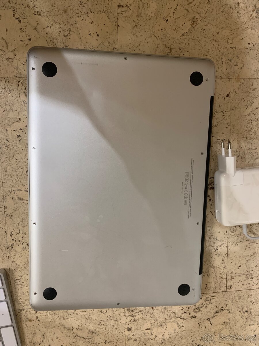 MacBook Pro 15" 2,5 GHz Intel Core i5+ nabijecka +klavesnic - 8