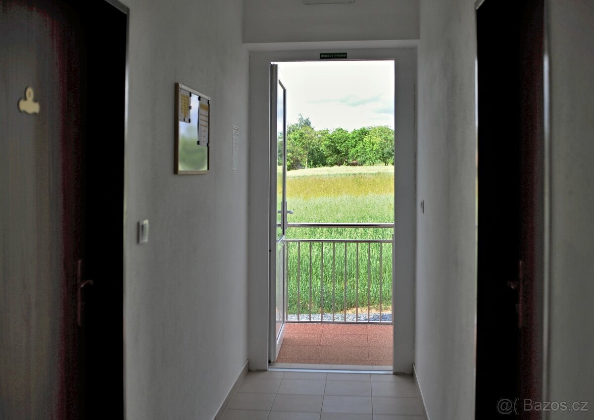 NOVÉ BYTY 1+KK,BEZ KAUCE,POUZE PRO 100%NEKUŘÁKY,PARKOVIŠTĚ - 8