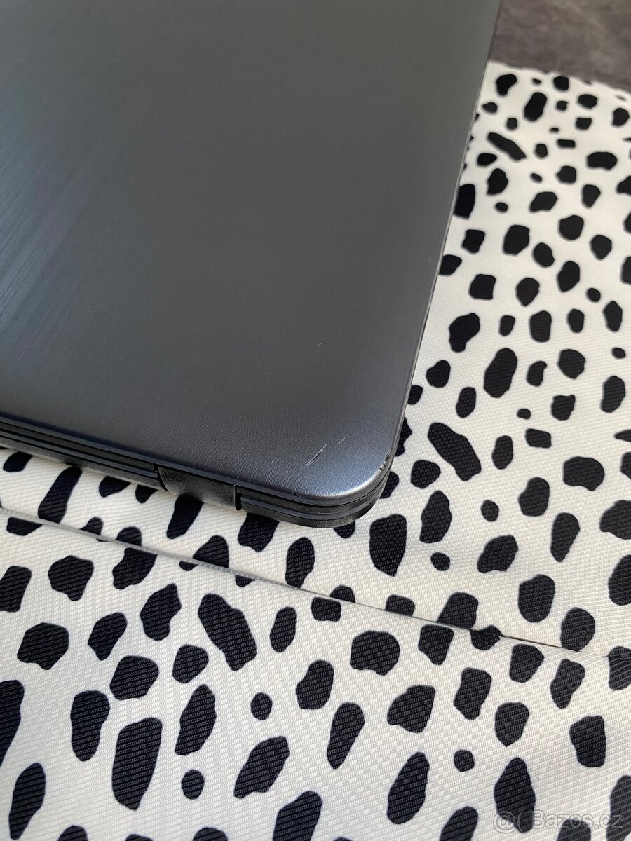 Prodám ASUS VivoBook 15 (SSD disk, Intel Core i3) - 8