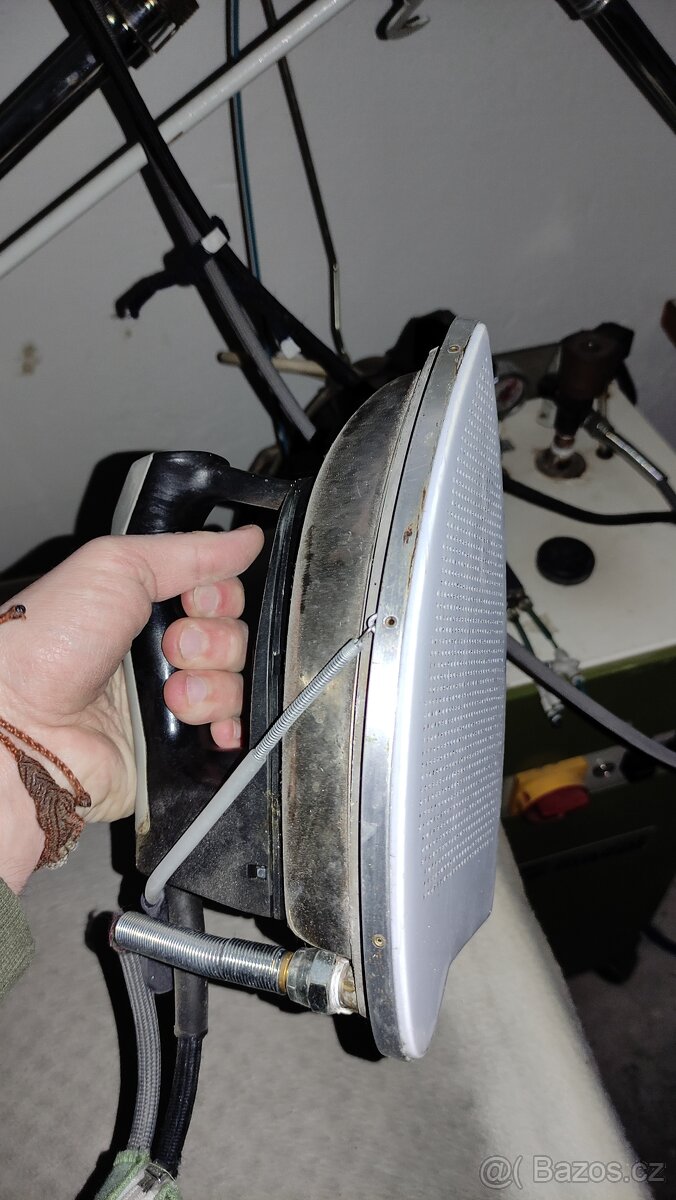 2x průmyslový žehlící stůl MACPI + žehličky + parní vyvíječ - 8