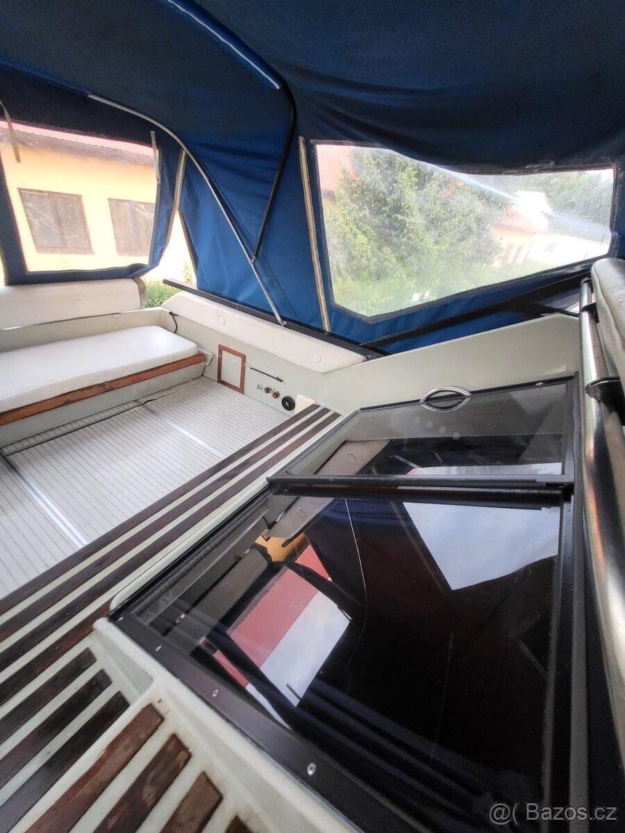 Kajutová motorová loď Draco 25 Twin Cab, zánovní vlek 3500Kg - 8