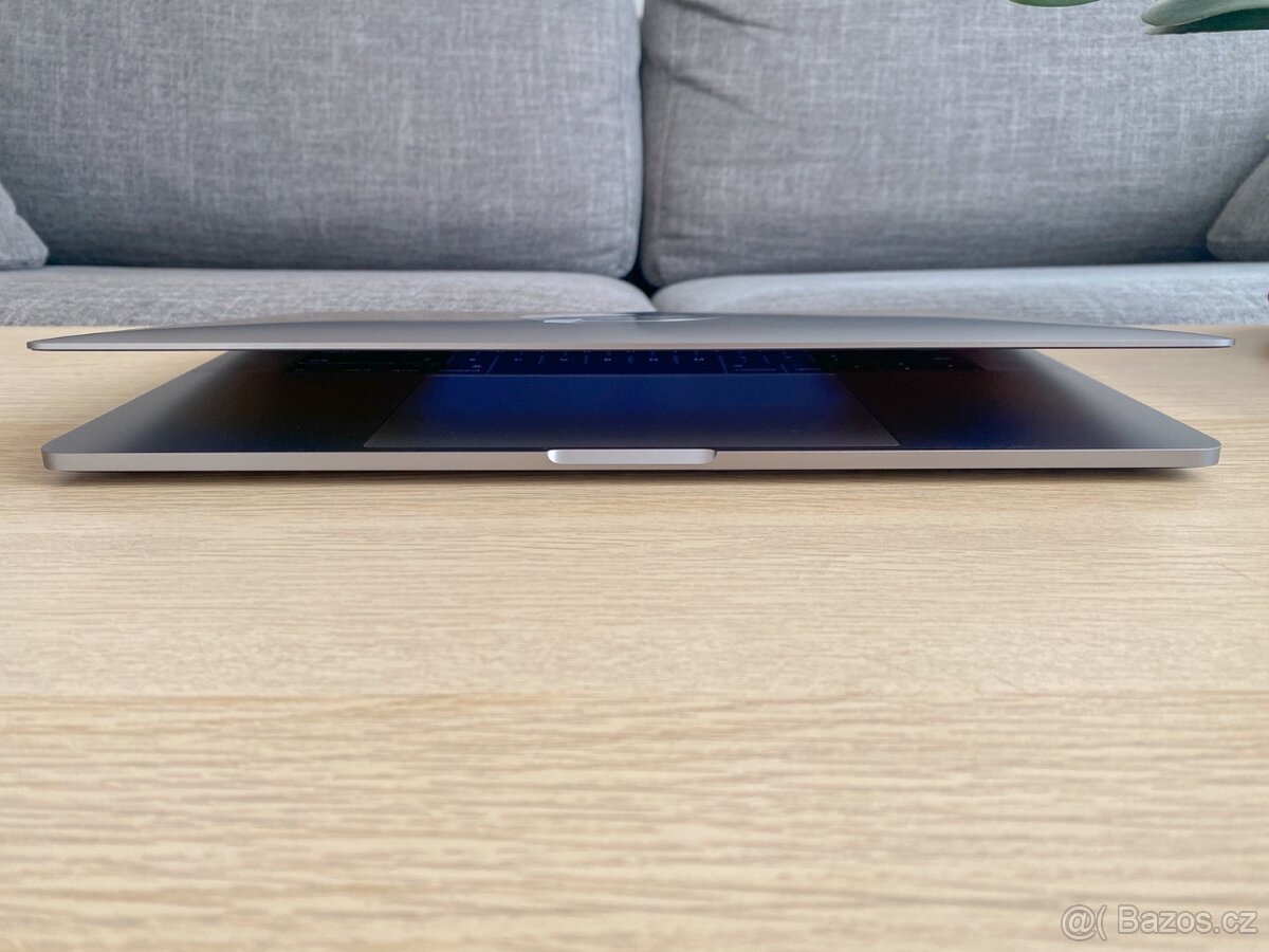 ZÁNOVNÍ STAV - Apple MacBook Pro 15", Core i7 + ZÁRUKA - 8