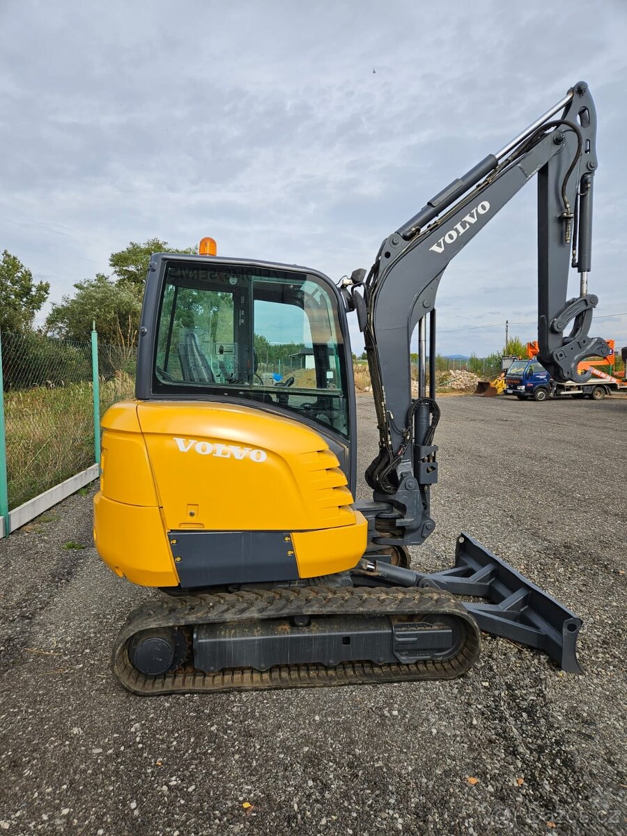 Bagr Volvo EC35C - 8