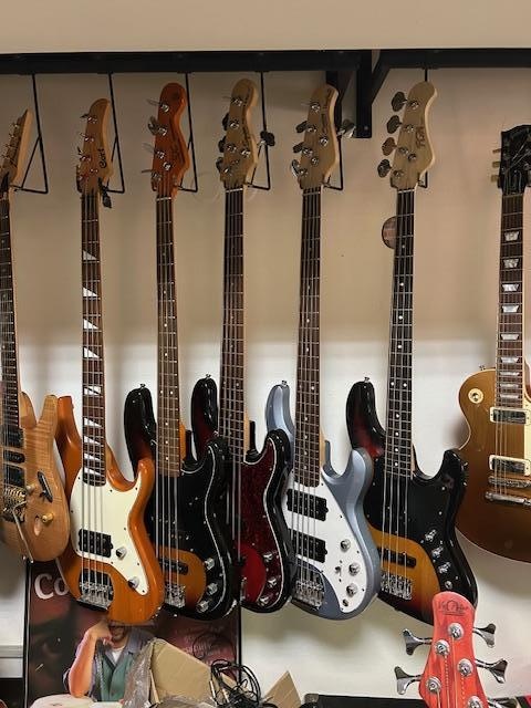 Kytarová a basová komba , popř. klávesová - 8